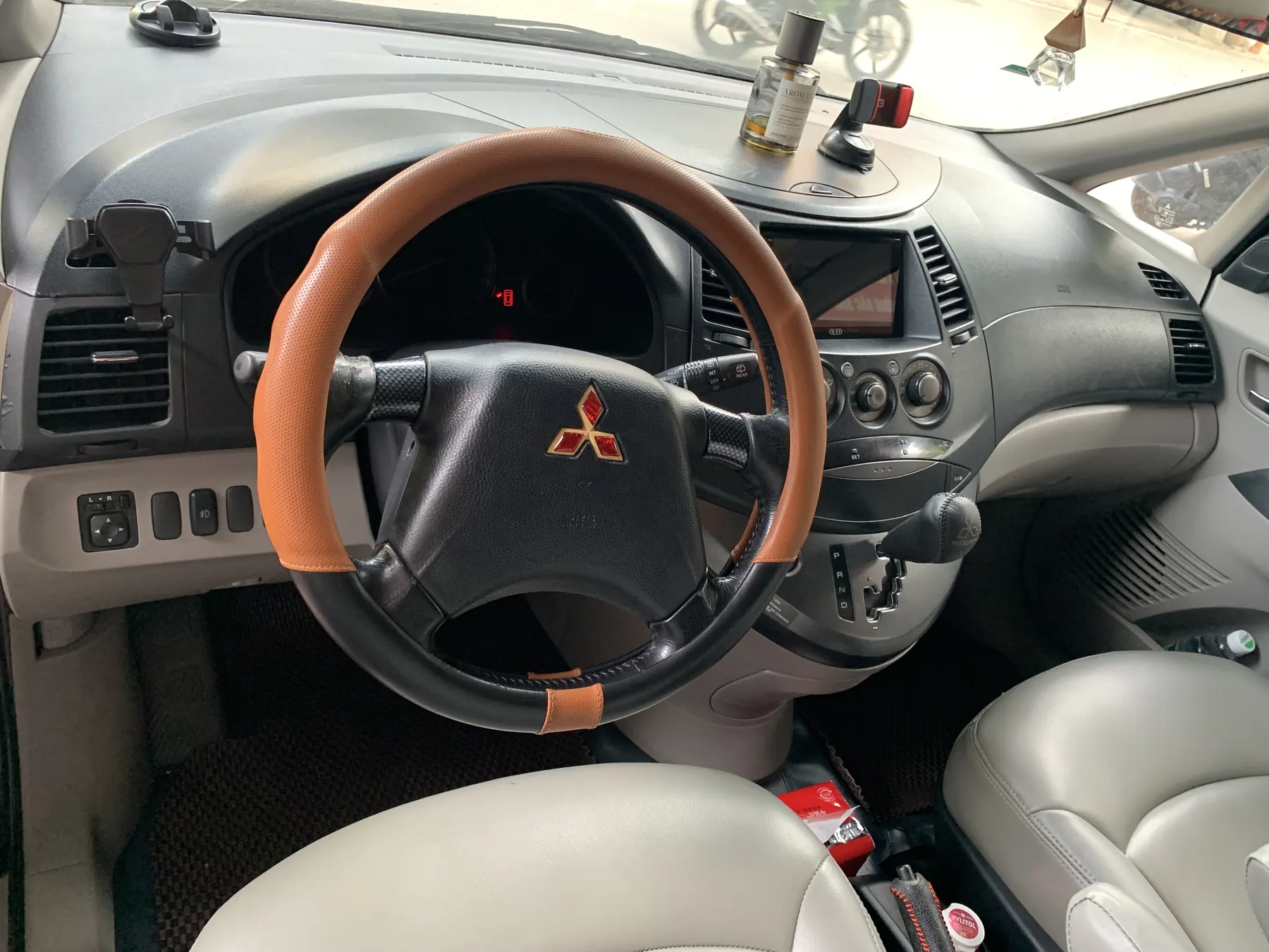 Mitsubishi Grandis 2.4 AT - ảnh 7