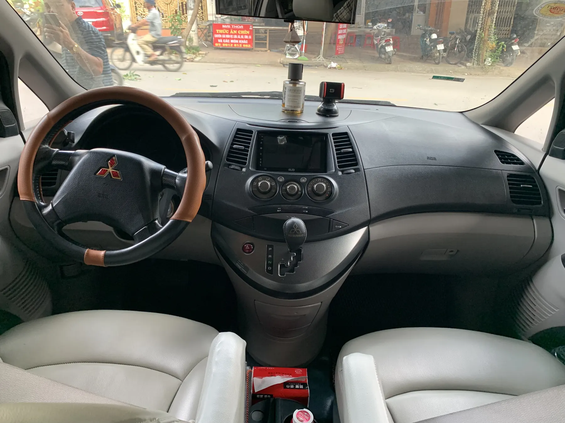Mitsubishi Grandis 2.4 AT - ảnh 8